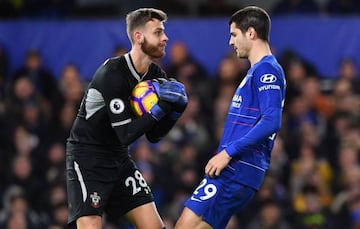Southampton's English goalkeeper Angus Gunn catches the ball under pressure from Chelsea's Spanish striker Alvaro Morata