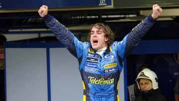 Fernando Alonso celebra su primer Mundial de F1 en Brasil 2005.