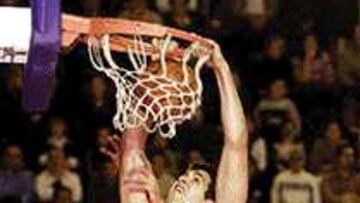 POR LAS NUBES. Felipe Reyes cada día aporta más al Estu.