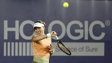 La tenista española Paula Badosa devuelve un golpe durante su partido ante la estadounidense Louisa Chirico en el WTA 500 de San Diego.