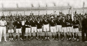 Equipación de la Selección Española durante los VII Juegos Olímpicos de Amberes en 1920. Alineación para el partido Bélgica - España.