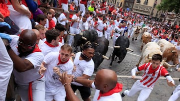 Runners sprint ahead of bulls during the running of the bulls at the San Fermin festival in Pamplona, Spain, July 9, 2024. REUTERS/Vincent West
