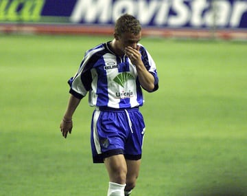 Debutó con el Málaga ante el Racing de Santander pero solo pudo jugar 9 minutos. Tarheta roja directa. Aun así el Málaga ganó 2-1.