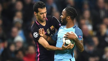 Sterling, junto a Busquets, cuando se enfrentó al Barça.