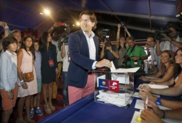 El candidato a la presidencia del Barcelona Antoni Freixa durante su votación esta mañana en las elecciones a presidente. 