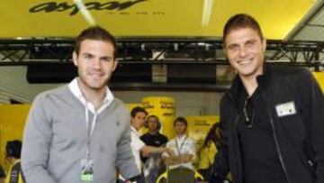 <b>A TODA MÁQUINA. </b>Mata y Joaquín, en Cheste, posando ante la moto del team Aspar.