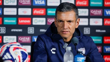 AME6789. CINCINNATI (ESTADOS UNIDOS), 17/06/2025.- El entrenador de Pachuca Jaime "Jimmy" Lozano, habla en una rueda de prensa este martes, en el estadio TQL en Cincinnati (EE.UU.). Los Tuzos del Pachuca del fútbol mexicano, liderados el delantero venezolano Salomón Rondón, saldrán este miércoles a intentar sorprender al Red Bull Salzburg austríaco, en el debut de ambos equipos en el Mundial de Clubes. EFE/Juan Ignacio Roncoroni