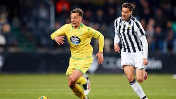 Denis Genreau, centrocampista del Deportivo, conduce el balón durante el partido jugado en Castellón.