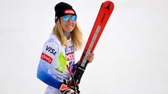 La esquiadora estadounidense Mikaela Shiffrin celebra su victoria en la clasificaci&oacute;n general del Globo de Cristal tras la disputa de la prueba del supergigante de la Copa del Mundo de Esqu&iacute; Alpino en Courchevel.