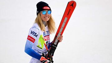 La esquiadora estadounidense Mikaela Shiffrin celebra su victoria en la clasificaci&oacute;n general del Globo de Cristal tras la disputa de la prueba del supergigante de la Copa del Mundo de Esqu&iacute; Alpino en Courchevel.