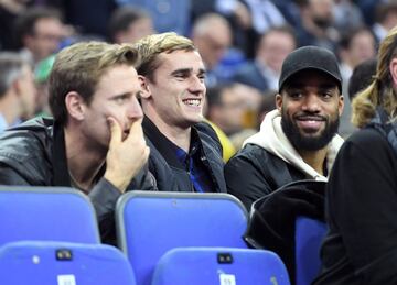 Nacho Monreal, Antoine Griezmann y Alexandre Lacazette durante el encuentro.