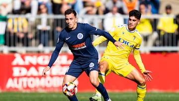 VIC (BARCELONA), 01/11/2023.- Jaume Pascual (i), del Badalona, se enfrenta a Adrián Miranda (d), del Cádiz CF, durante su partido de primera ronda de la Copa del Rey de fútbol, este miércoles, en el Estadi Hipólito Planas de Vic. EFE/ Siu Wu
