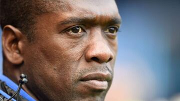 Deportivo La Coruna's Dutch coach Clarence Seedorf attends the Spanish league football match between Deportivo Coruna and FC Barcelona at the Riazor stadium in Coruna on April 29, 2018. / AFP PHOTO / MIGUEL RIOPA