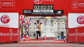 Kipchoge celebra su victoria en la maratón de Londres.