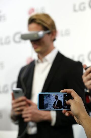 Fernando Torres probando la realidad virtual del nuevo LG.