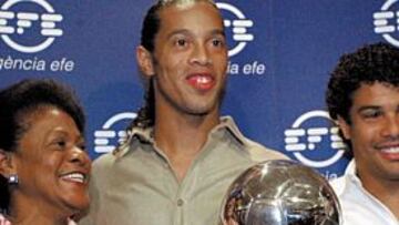 <b>PREMIO EN FAMILIA. </b>Ronaldinho, entre su madre y su hermano.