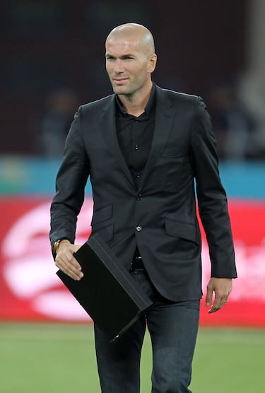 Tras el regreso de Florentino Pérez a la presidencia del Real Madrid, Zidane regresó también a la Casa Blanca. Primero fue consejero del presidente y enlace con la primera plantilla madridista, para posteriormente convertirse en director de fútbol del primer equipo. Una de sus primeras decisiones fue la contratación de un jovencísimo defensa, Raphaël Varane…