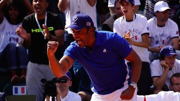 Yannick Noah celebra un punto durante un partido de cuartos de final de Copa Davis entre Francia e Italia.