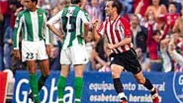 <b>LA SENTENCIA.</b> Etxeberria empató un partido que comenzó ganando el Betis. Era el comienzo de una marejada bilbaína.