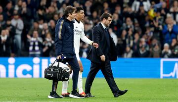 Se marcha Bellingham con una tremenda ovación del Bernabéu. 