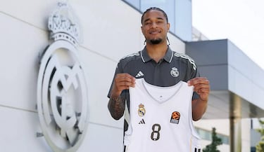El ala-pivot estadounidense de 27 años llega al Real Madrid tras unas temporadas peculiares en la NBA. Después de destacar en el baloncesto universitario, promediando 10 puntos y 6 tapones por partido, fue elegido en el puesto 16 del draft por Orlando Magic. No obstante, una lesión de rodilla hizo que militase para su filial. Antes de llegar al club merengue, la campaña pasada dispuso de pocos minutos, jugando 12 partidos repartidos entre dos equipos, Philadelphia 76ers y Cleveland Cavaliers, en los que anotó 56 puntos. 