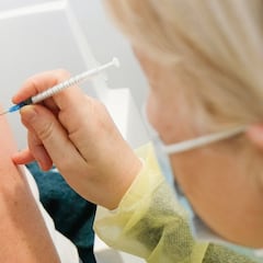 ¿Puede contagiar una persona vacunada con las dos dosis?