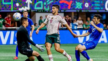 Raúl Jiménez en el partido contra Uzbekistán.