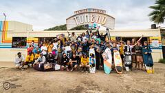 Foto de familia frente al chiringuito Tumbao de la playa de Valdevaqueros (Tarifa, C&aacute;diz, Espa&ntilde;a) de los competidores de la Spain Kiteboarding League 2021. 