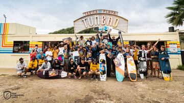 Foto de familia frente al chiringuito Tumbao de la playa de Valdevaqueros (Tarifa, C&aacute;diz, Espa&ntilde;a) de los competidores de la Spain Kiteboarding League 2021. 