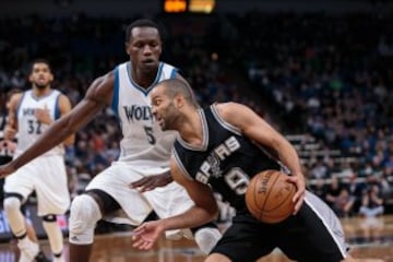 Tony Parker y Gorgui Dieng en la victoria de San Antonio Spurs ante los Minnesota Timberwolves 100-93.