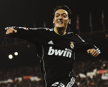 Mesut se marchó al Arsenal en la temporada 13/14 tras 3 temporadas en el Real Madrid. Al club blanco llegó procedente del SV Werder Bremen. 