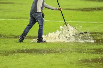 El juego fue detenido por la fuerte lluvia que cayó en el estadio, lo que provocó notorios encharcamientos en la cancha.