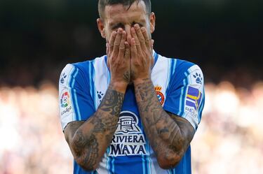 El delantero del RCD Espanyol Joselu se lamenta tras fallar un gol ante el FC Barcelona.