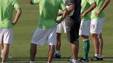 <b>HACIENDO GRUPO. </b>Pepe Mel considera que la clave de este Betis es la unión del vestuario.