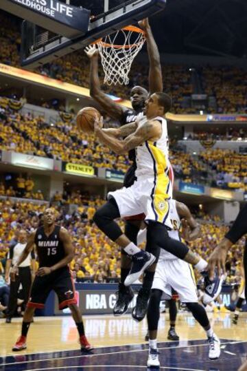 Pacers 99 - Heat 92 (2-2). George Hill entrando a canasta.
