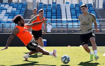 Gutiérrez pasa la pelota ante la presión de Marcelo en un entrenamiento del primer equipo madridista.