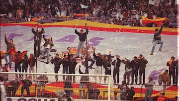 Miembros de Ultrasur subidos a la valla del Bernab&eacute;u antes de la ca&iacute;da de la porter&iacute;a en las semifinales de Champions ante el Dortmund en 1998.