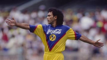 Hugo Sanchez de America during the game America 3-4 Puebla, Matchday 04, 1992-1993 season of the Mexican Soccer Championship, at the Azteca Stadium, on September 06, 1993.
<br><br>
Hugo Sanchez de America durante el partido America 3-4 Puebla, Jornada 04, temporada 1992-1993 del Campeonato del Futbol Mexicano, en el Estadio Azteca, el 06 de Septiembre de 1993.