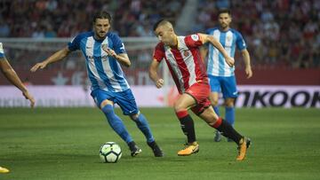Borja García conduce el cuero en un encuentro con el Girona.