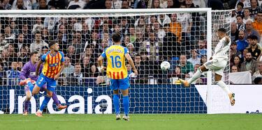 Es completamente inevitable. Centro de Arda Güler que encuentra libre de marca a Mbappé, el cual conectó de primeras con un exquisito remate para volver a batir a Agirrezabala. 