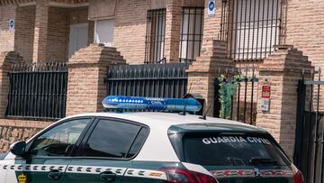 Un coche de la Guardia Civil en el lugar en el que han sido detenidas las dos personas relacionadas con el asesinato de Borja Villac¨ªs, a 5 de junio de 2024, en Yuncos, Toledo, Castilla-La Mancha (Espa?a). Dos personas han sido detenidas en Yuncos (Toledo) por su relaci¨®n con el asesinato de Borja Villac¨ªs, el hermano de la exvicealcaldesa de Madrid, Bego?a Villac¨ªs, que apareci¨® ayer, 4 de junio, muerto en la carretera que une El Pardo con el barrio madrile?o de Montecarmelo. Los dos sospechosos han sido detenidos en el marco de un operativo de la Polic¨ªa Nacional que ha contado con la colaboraci¨®n de la Guardia Civil.
05 JUNIO 2024;ASESINATO;CRIMEN;DETENIDOS;IMPLICACI?N;SOSPECHOSOS;POLIC?A;GUARDIA CIVIL
Juan Moreno / Europa Press
05/06/2024