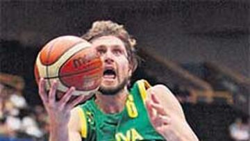 <b>ANOTADOR. </b>Macijauskas entra a canasta con una bandeja.