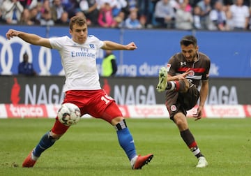 Hamburg (Germany), 30/09/2018.- Hamburg's Vasilije Janjicic (L) in action against St. Pauli's Cenk Sahin during the German Second Bundesliga soccer match between HSV Hamburg and FC St. Pauli, in Hamburg, Germany, 30 September 2018