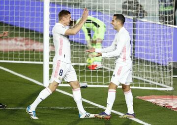 1-0. Lucas Vázquez celebró el primer gol con Toni Kroos.