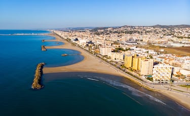 En Cunit hay dos playas: Playa Poniente y Playa de Levante. Aunque a pesar de esta denominación, popularmente a las playas o calas de Cunit se las reconoce por su número de espigón, que va del 1 hasta el 7. La numeración de los espigones es en sentido sur a norte, es decir, empieza por la playa que parte de Segur de Calafell y la última es la que bordea Cubelles.