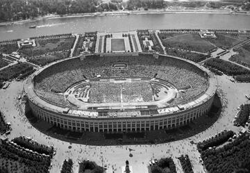 Se abrió el 31 de julio de 1956, con una capacidad para 100 mil personas. En 1980 albergó los Juegos Olímpicos de 1980.