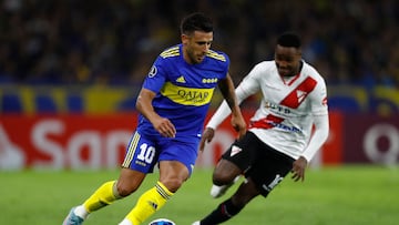 Soccer Football - Copa Libertadores - Group  E - Boca Juniors v Always Ready - Estadio La Bombonera, Buenos Aires, Argentina - April 12, 2022. Boca Juniors' Eduardo Salvio in action with Always Ready's Robert Hernandez REUTERS/Agustin Marcarian