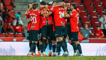 Abrazo de los jugadores del Real Mallorca tras ganar al Alavés en Son Moix. Primera victoria de la temporada.
