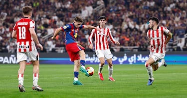 1-0. Chuta mal Fermín López una volea y el balón le cae a Ferran Torres que no perdona. El 'Tiburón' anota el primero a placer.