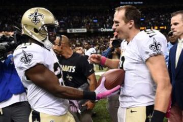  C.J. Spiller entregandole el balón del TD 400 a Drew Brees.